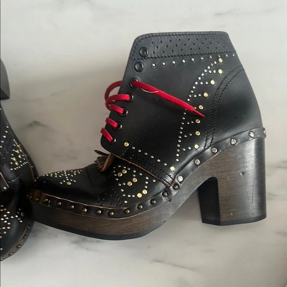 Burberry Black Lace-Up Boots with Red Accents - Picture 8 of 15